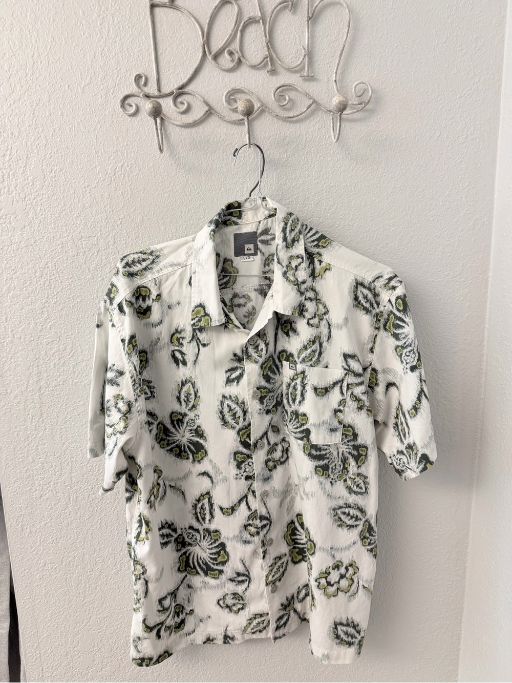 Quiksilver Floral Short Sleeve Button-Down Shirt Size Large